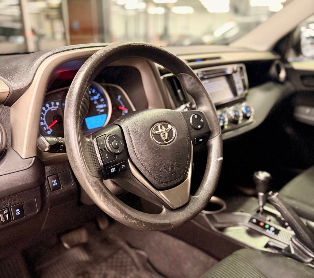 Toyota RAV4 Vehicle Full-screen Gallery Image 10