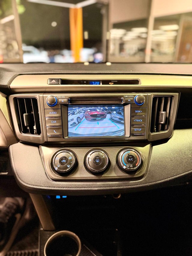 Toyota RAV4 Vehicle Full-screen Gallery Image 11