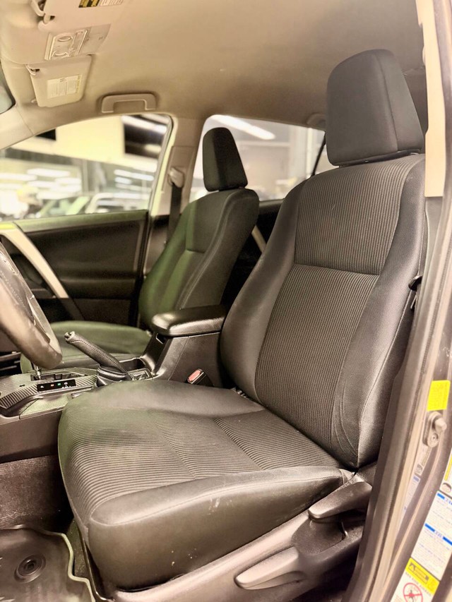 Toyota RAV4 Vehicle Full-screen Gallery Image 12