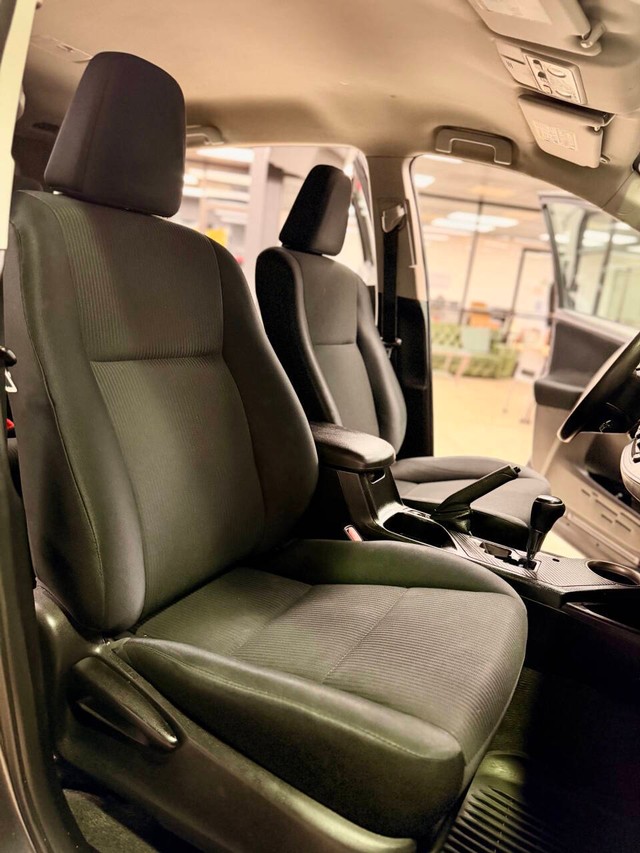 Toyota RAV4 Vehicle Full-screen Gallery Image 13