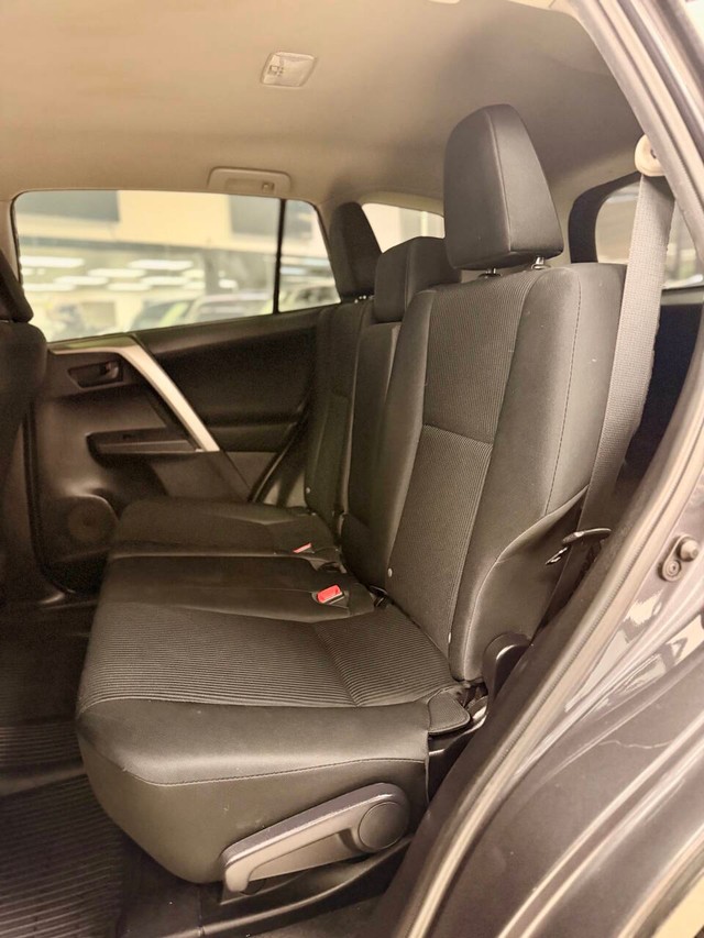 Toyota RAV4 Vehicle Full-screen Gallery Image 15