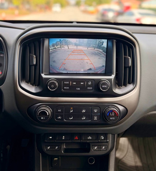 Chevrolet Colorado Vehicle Full-screen Gallery Image 11