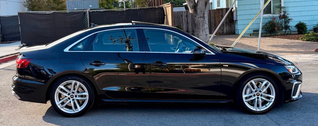 Audi A4 Sedan Vehicle Full-screen Gallery Image 04