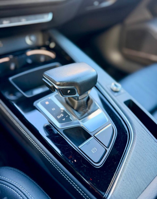 Audi A4 Sedan Vehicle Full-screen Gallery Image 11