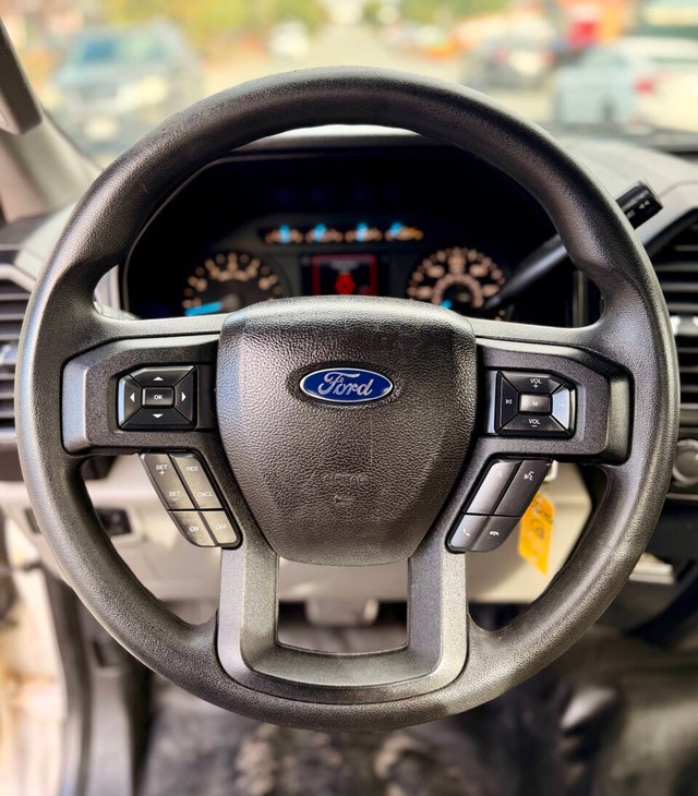 Ford F-150 Vehicle Full-screen Gallery Image 09