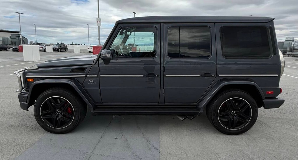 Mercedes-Benz G-Class Vehicle Full-screen Gallery Image 04