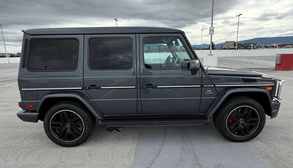 Mercedes-Benz G-Class Vehicle Full-screen Gallery Image 05