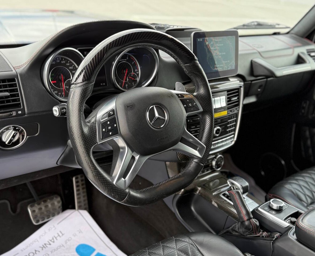 Mercedes-Benz G-Class Vehicle Full-screen Gallery Image 09