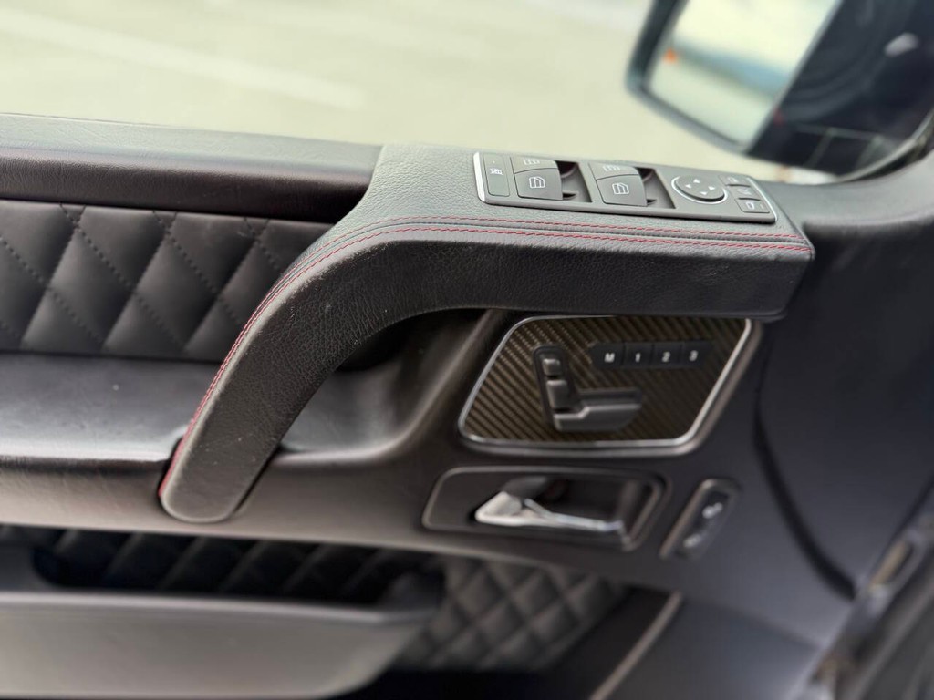 Mercedes-Benz G-Class Vehicle Full-screen Gallery Image 12