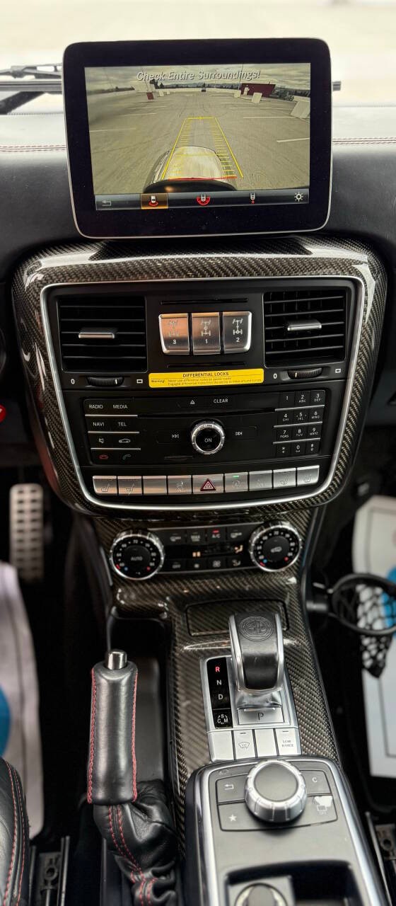 Mercedes-Benz G-Class Vehicle Full-screen Gallery Image 11