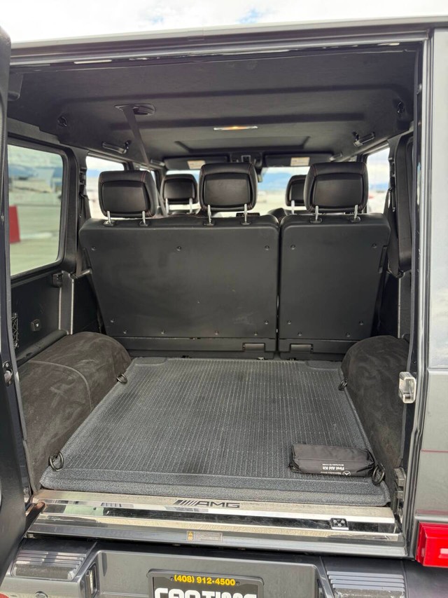 Mercedes-Benz G-Class Vehicle Full-screen Gallery Image 17