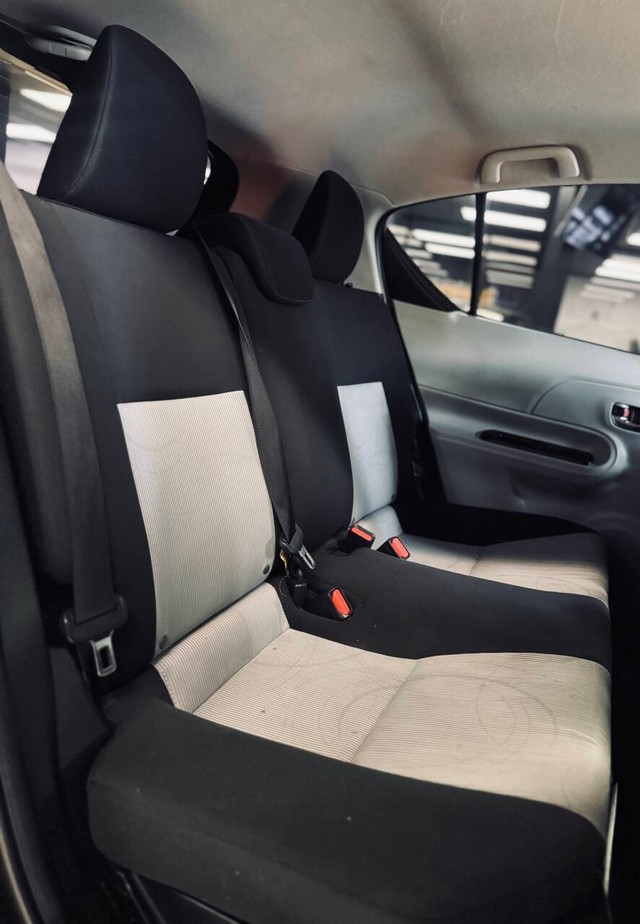 Toyota Prius c Vehicle Full-screen Gallery Image 16