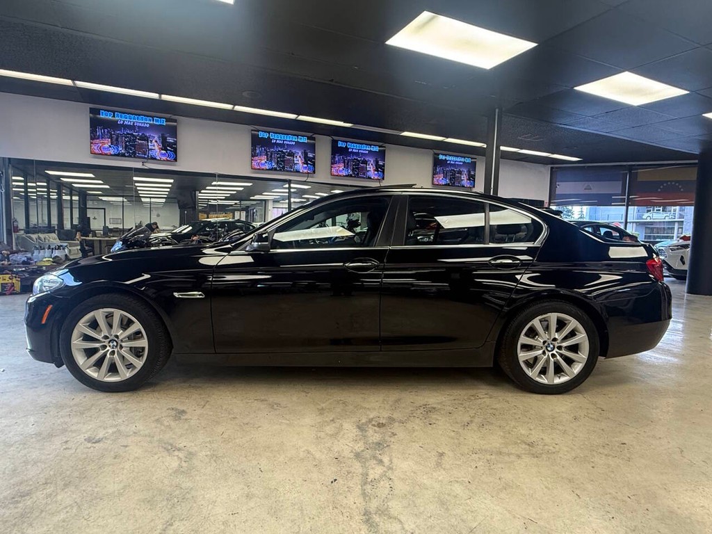 BMW 5 Series Vehicle Full-screen Gallery Image 02