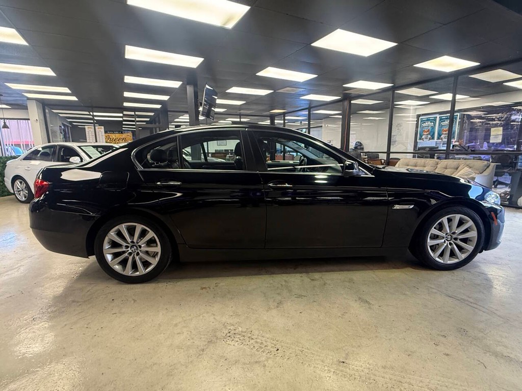 BMW 5 Series Vehicle Full-screen Gallery Image 05