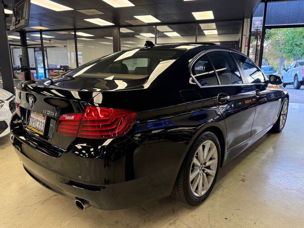 BMW 5 Series Vehicle Full-screen Gallery Image 06