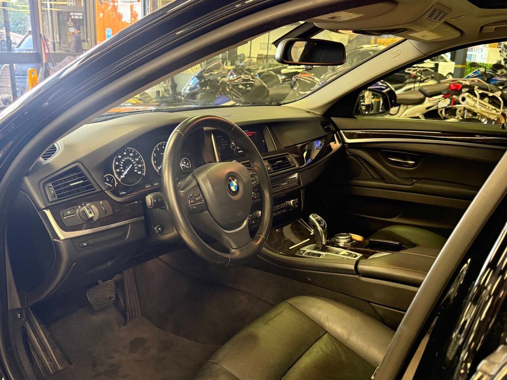 BMW 5 Series Vehicle Full-screen Gallery Image 09