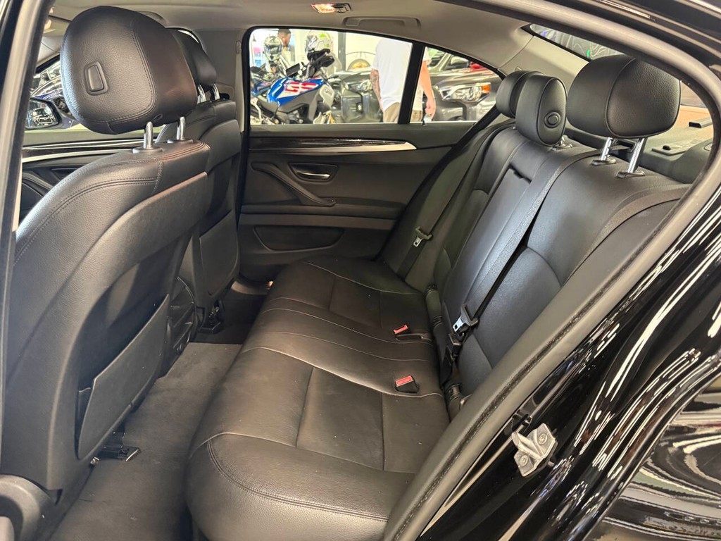 BMW 5 Series Vehicle Full-screen Gallery Image 10