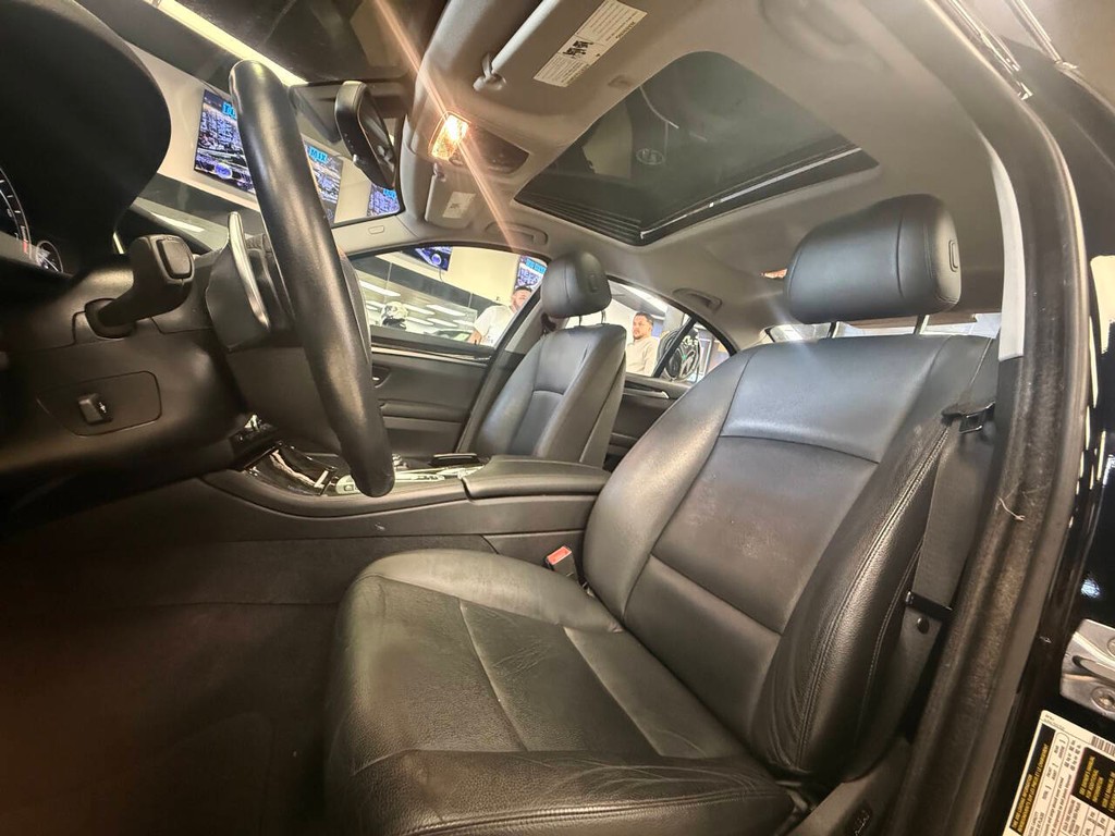 BMW 5 Series Vehicle Full-screen Gallery Image 11