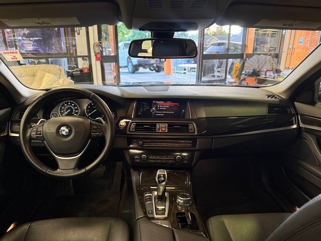 BMW 5 Series Vehicle Full-screen Gallery Image 12