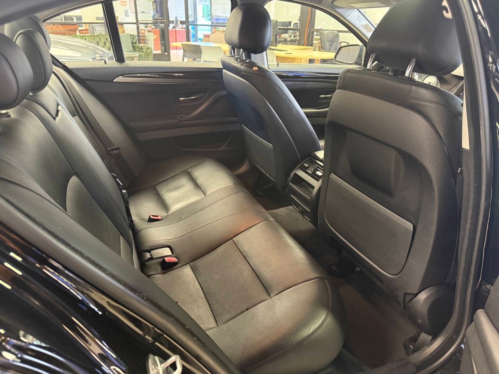 BMW 5 Series Vehicle Full-screen Gallery Image 13