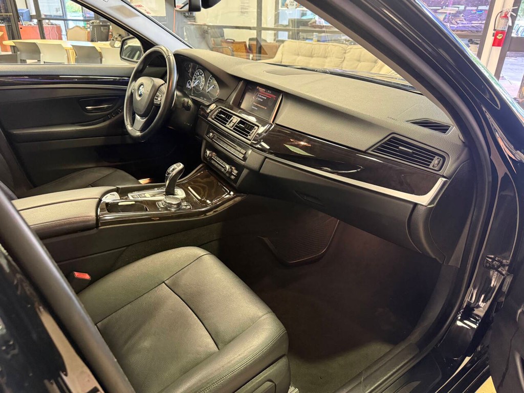 BMW 5 Series Vehicle Full-screen Gallery Image 15