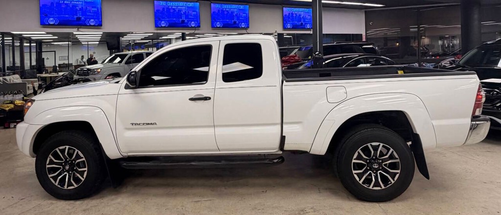 Toyota Tacoma Vehicle Full-screen Gallery Image 04