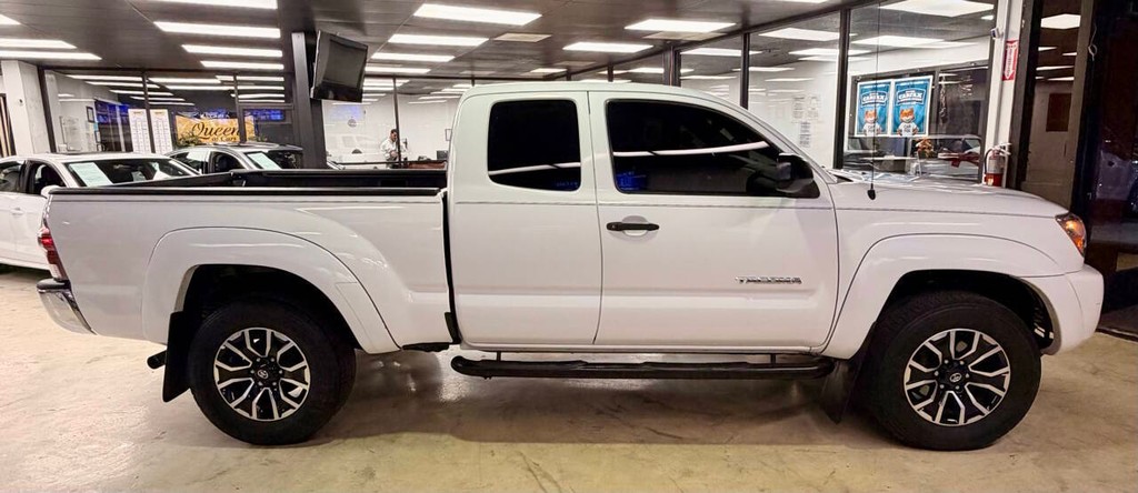 Toyota Tacoma Vehicle Full-screen Gallery Image 06