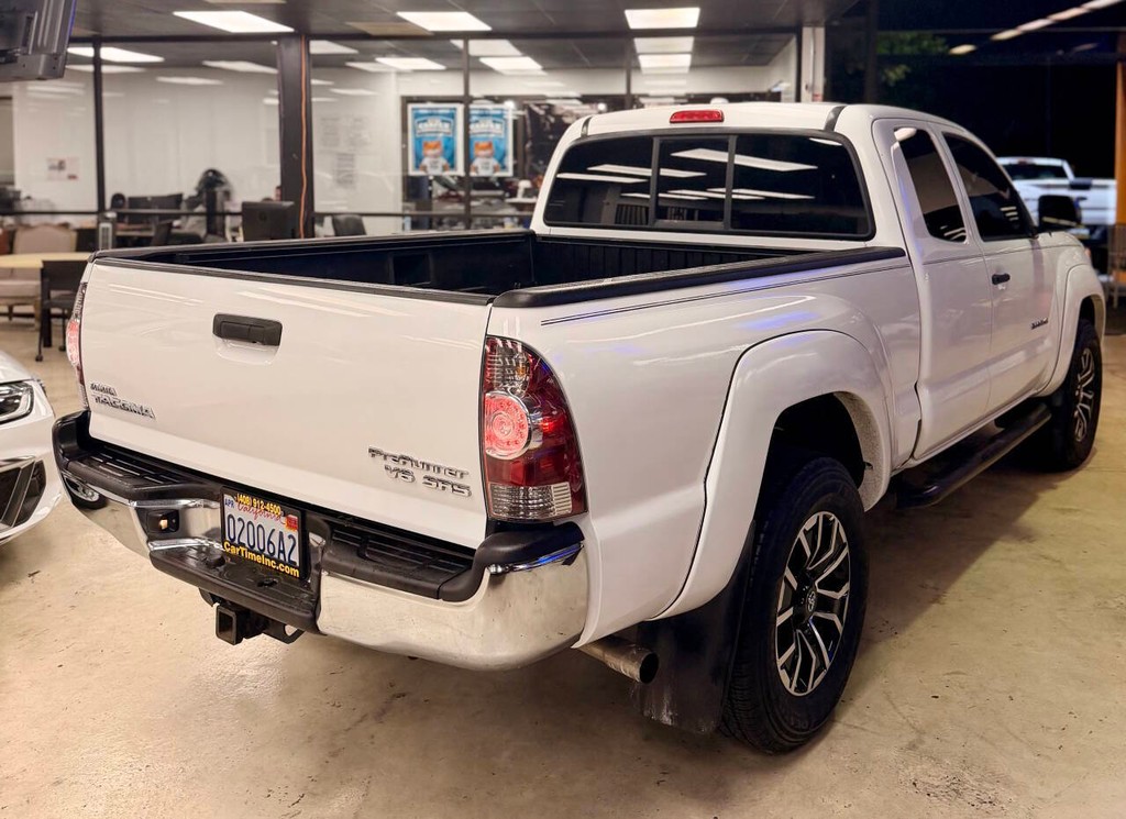 Toyota Tacoma Vehicle Full-screen Gallery Image 08