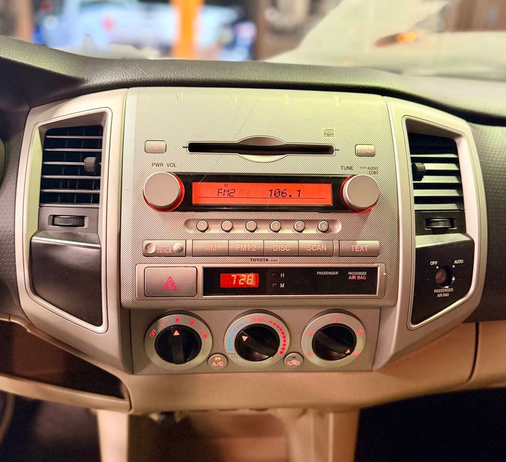 Toyota Tacoma Vehicle Full-screen Gallery Image 10