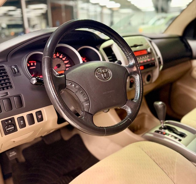 Toyota Tacoma Vehicle Full-screen Gallery Image 09