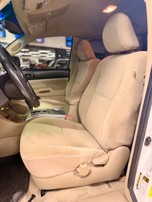 Toyota Tacoma Vehicle Full-screen Gallery Image 12