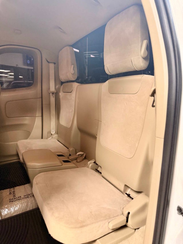 Toyota Tacoma Vehicle Full-screen Gallery Image 13