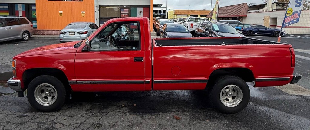 Chevrolet C/K 1500 Series Vehicle Full-screen Gallery Image 04