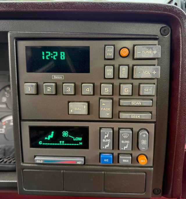 Chevrolet C/K 1500 Series Vehicle Full-screen Gallery Image 12