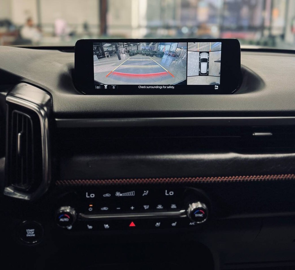 Mazda CX-50 Vehicle Full-screen Gallery Image 12