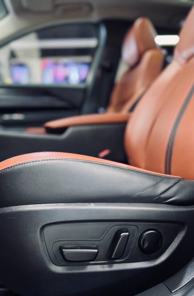 Mazda CX-50 Vehicle Full-screen Gallery Image 18