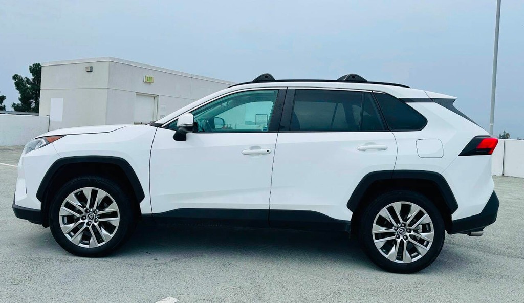 Toyota RAV4 Vehicle Full-screen Gallery Image 04