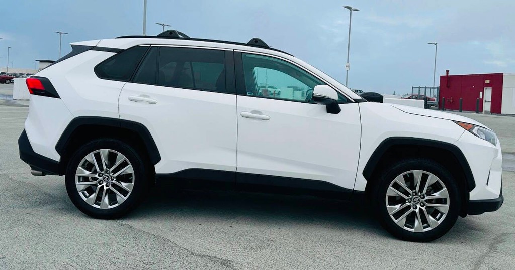 Toyota RAV4 Vehicle Full-screen Gallery Image 08