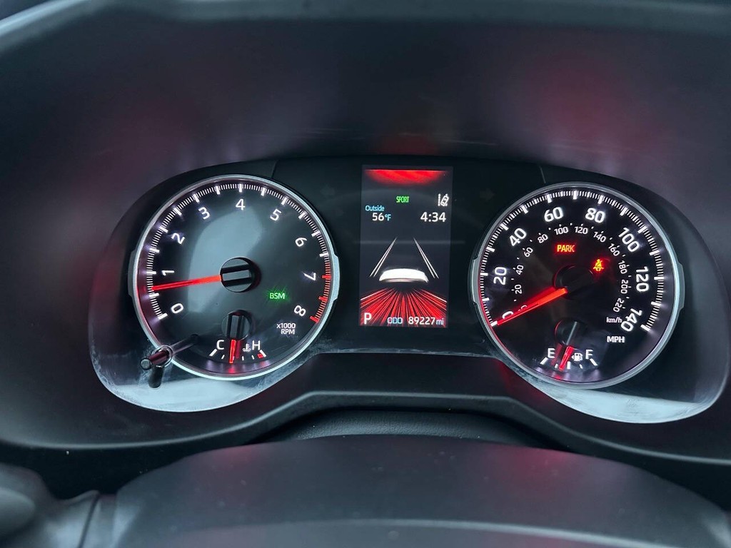 Toyota RAV4 Vehicle Full-screen Gallery Image 12