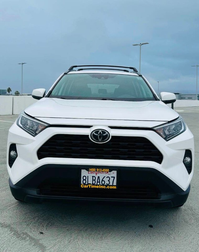 Toyota RAV4 Vehicle Full-screen Gallery Image 02