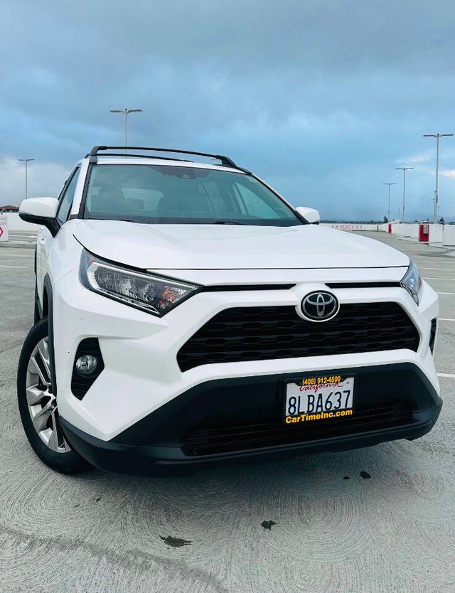 Toyota RAV4 Vehicle Full-screen Gallery Image 03