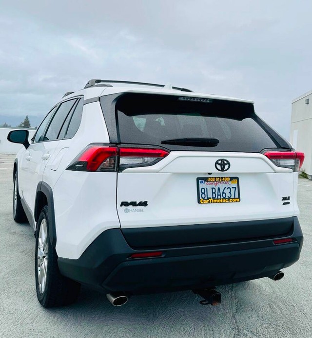 Toyota RAV4 Vehicle Full-screen Gallery Image 05