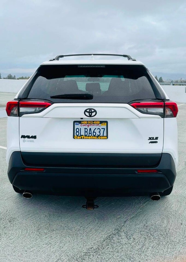 Toyota RAV4 Vehicle Full-screen Gallery Image 06