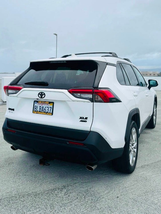 Toyota RAV4 Vehicle Full-screen Gallery Image 07