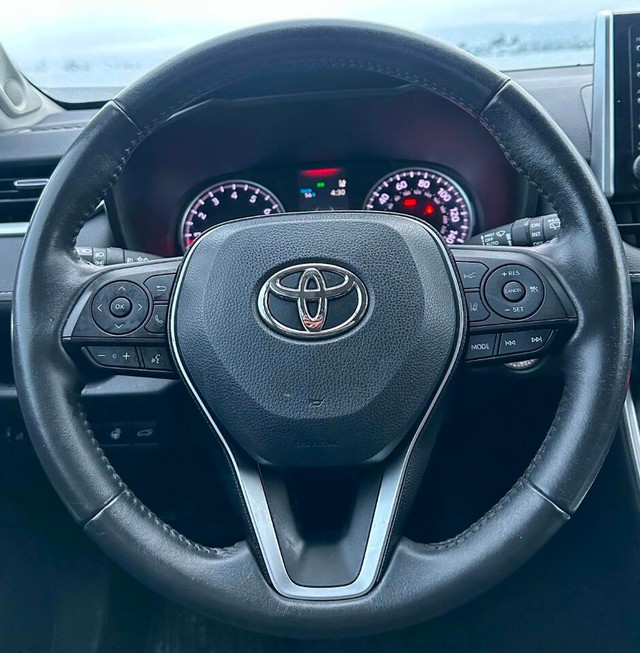 Toyota RAV4 Vehicle Full-screen Gallery Image 11