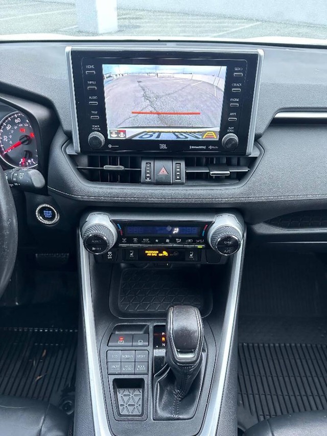 Toyota RAV4 Vehicle Full-screen Gallery Image 13