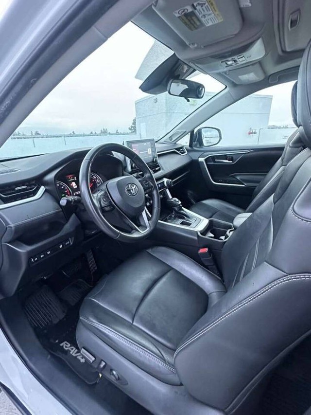 Toyota RAV4 Vehicle Full-screen Gallery Image 14