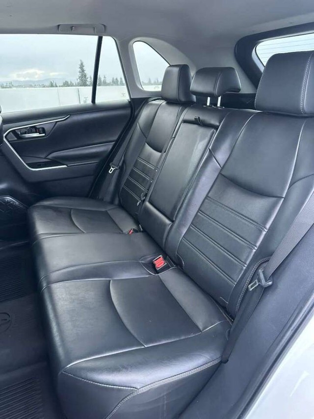 Toyota RAV4 Vehicle Full-screen Gallery Image 15