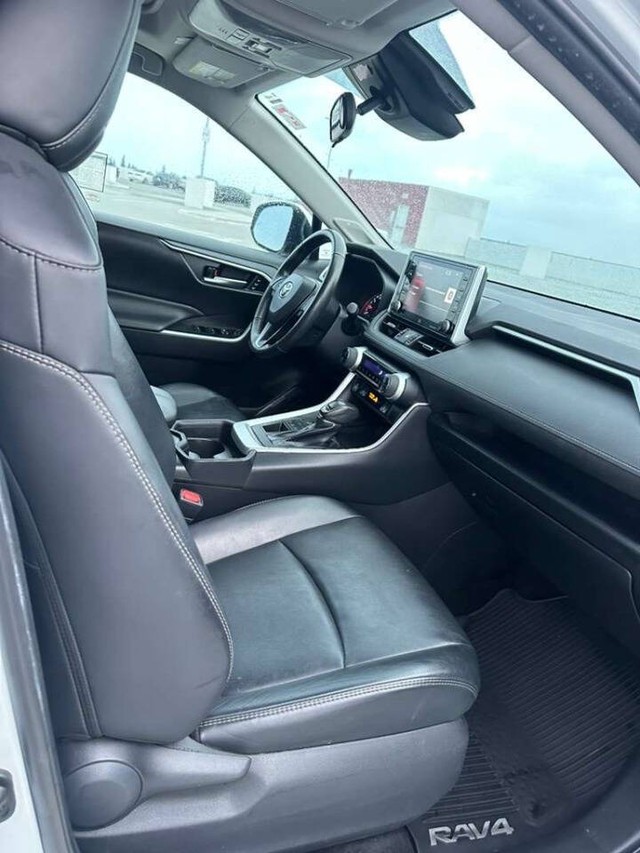 Toyota RAV4 Vehicle Full-screen Gallery Image 16