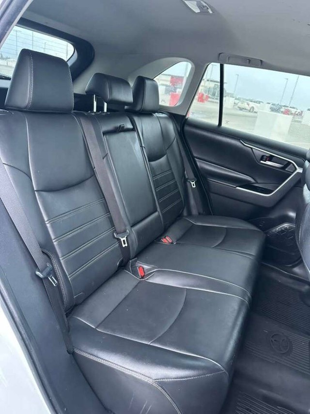 Toyota RAV4 Vehicle Full-screen Gallery Image 17